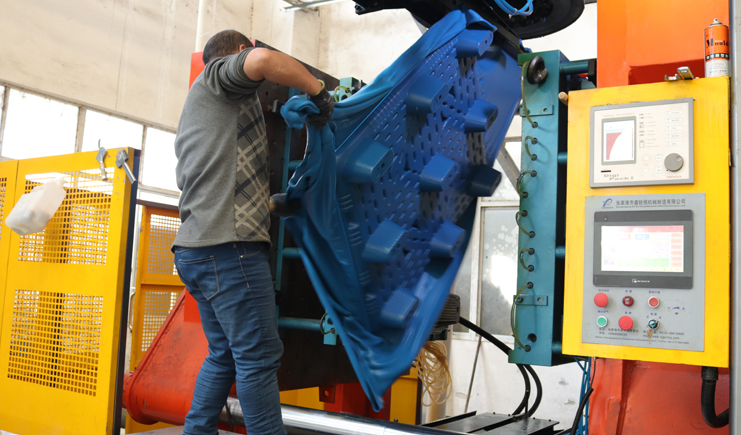 曝光!吹塑托盤(pán)生產(chǎn)廠家生產(chǎn)過(guò)程竟是如此!