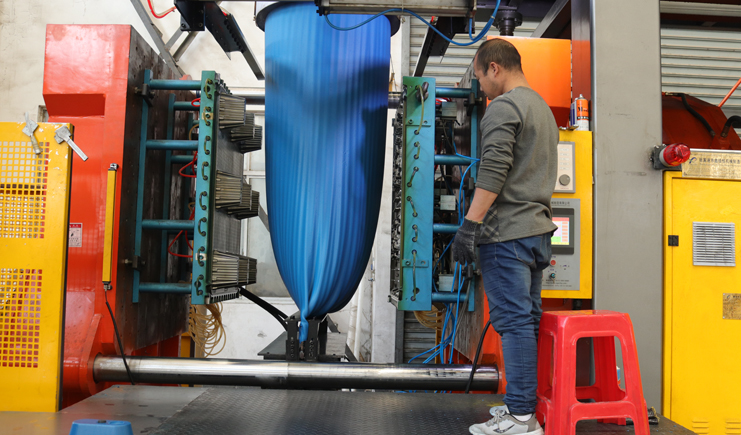 曝光！吹塑托盤生產(chǎn)廠家生產(chǎn)過程竟是如此！