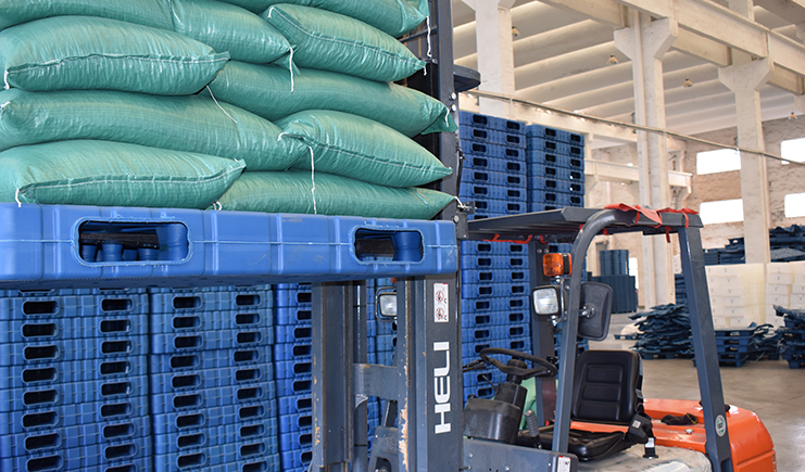 吹塑托盤廠家瘋起來,連自己家的托盤都不放過!